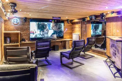Télévision ou salle de divertissement dans l'établissement Chalets Spa Panoramiques des 3 Vallées