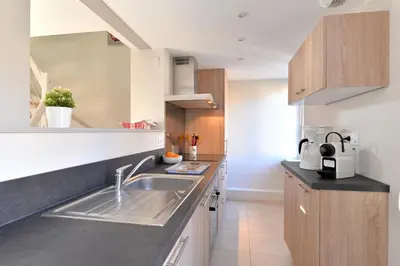 Cuisine ou kitchenette dans l'établissement Le Dolder Gîte de Luxe classé 4 étoiles au coeur des remparts de Riquewihr - Animaux de compagnie acceptés