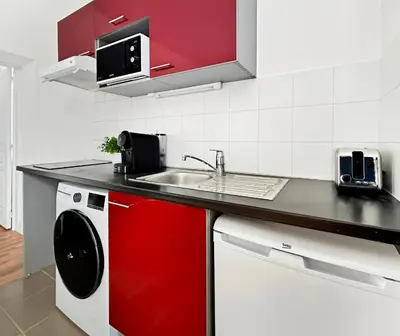 Cuisine ou kitchenette dans l'établissement T2 épuré, spacieux & tranquille avec stationnement