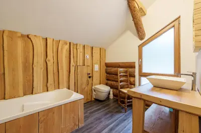 Salle de bains dans l'établissement Les Rondins du bois d'Eden - Chalet 8p