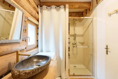 Salle de bains dans l'établissement Les Rondins du bois d'Eden - Chalet 8p