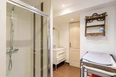 Salle de bains dans l'établissement Chalet Forestier - Stations de Ski à proximité