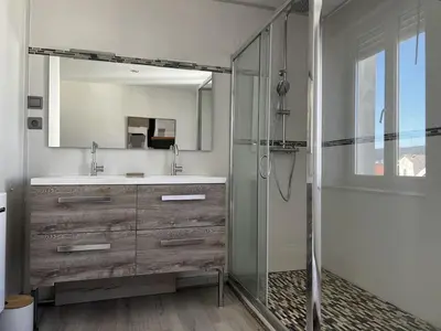 Salle de bains dans l'établissement Hyper centre 6 pers 2 chambres 2 salle de bain