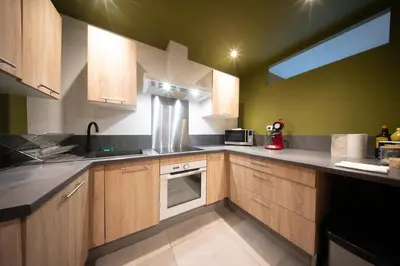 Cuisine ou kitchenette dans l'établissement Le Vauban 32 Bel appartement pour 8 personnes en centre-ville