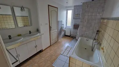 Salle de bains dans l'établissement Gîte Eugénie