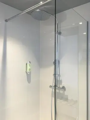 Salle de bains dans l'établissement Colmar Hotel