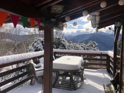 Vue générale sur la montagne ou vue sur la montagne depuis le chalet