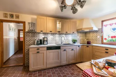 Cuisine ou kitchenette dans l'établissement Maison Gîte Au Tonnelier