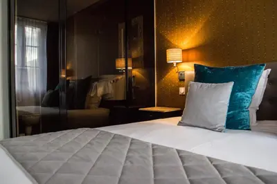 Un ou plusieurs lits dans un hébergement de l'établissement Les Chambres de Louise