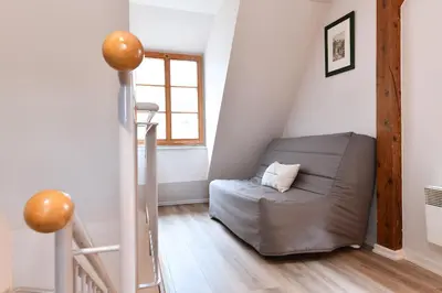 Coin salon dans l'établissement Appartement Beraweka avec Parking, Climatisation et Salle de Sport