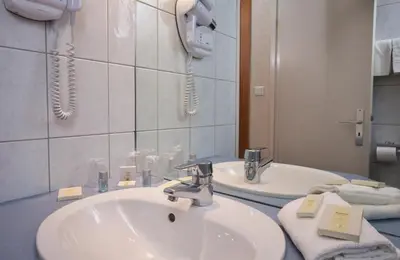 Salle de bains dans l'établissement Logis Hôtel de la Tour
