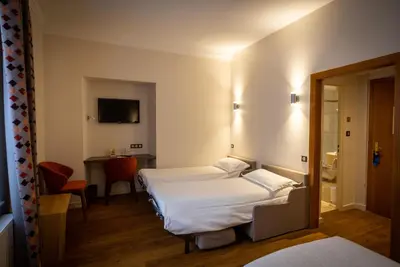 Un ou plusieurs lits dans un hébergement de l'établissement Logis Hôtel de la Tour
