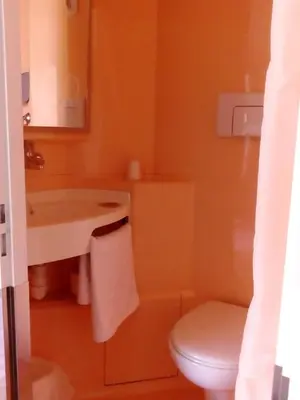 Salle de bains dans l'établissement Premiere Classe Belfort