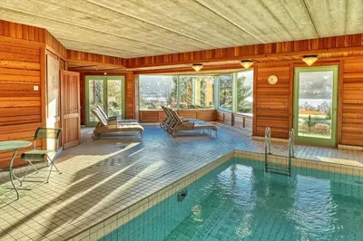 Piscine de l'établissement Le Manoir Au Lac ou située à proximité