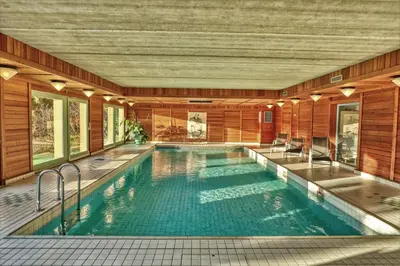 Piscine de l'établissement Le Manoir Au Lac ou située à proximité