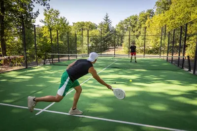 Tennis ou squash au sein de le camping ou à proximité