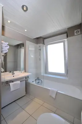 Salle de bains dans l'établissement The Originals Access, Hôtel Arum, Remiremont