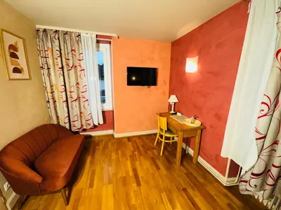 Coin salon dans l'établissement Hôtel- Restaurant Merveilles88