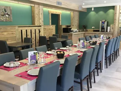 Restaurant ou autre lieu de restauration dans l'établissement Camping du Ô des bluches