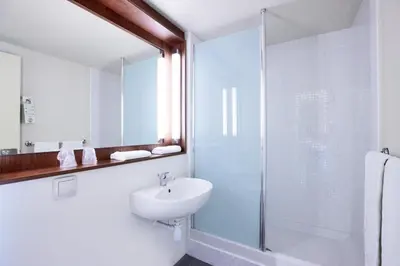 Salle de bains dans l'établissement Campanile Montbéliard - Sochaux