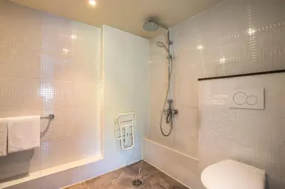 Salle de bains dans l'établissement Campanile Mulhouse - Morschwiller