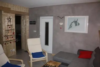 Coin salon dans l'établissement Gîte de la Lombarde