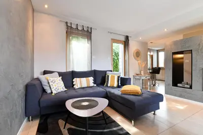 Coin salon dans l'établissement Gîte Contemporain L'hirondelle