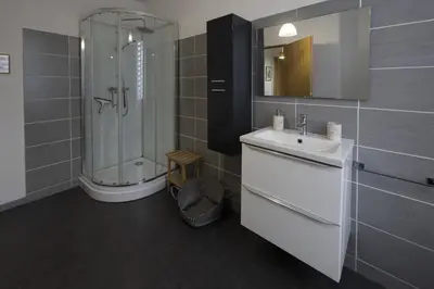 Salle de bains dans l'établissement Les Remparts - Parking