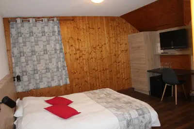 Un ou plusieurs lits dans un hébergement de l'établissement Hotel Restaurant Du Haut Du Roc