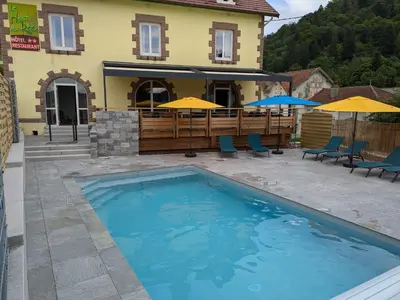 Piscine de l'établissement Hotel Restaurant Du Haut Du Roc ou située à proximité