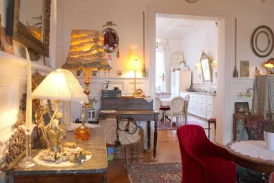 Coin salon dans l'établissement Castelnau