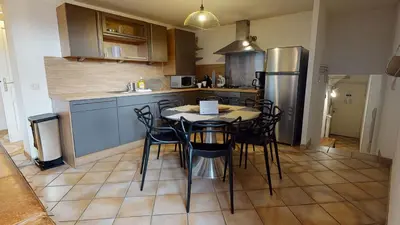 Cuisine ou kitchenette dans l'établissement Sous les Tilleuls PARKING HYPERCENTRE 4-6 Personnes