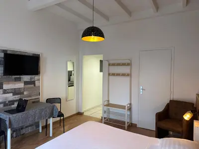 Un ou plusieurs lits dans un hébergement de l'établissement Hotel Porte de France - Self Check In by Homenhancement
