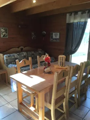 Coin salon dans l'établissement chalets de la Soyotte