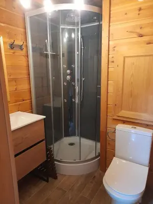 Salle de bains dans l'établissement chalets de la Soyotte