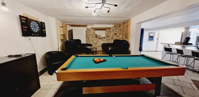 Billard dans l'établissement Gitedaval La Revauche et spa
