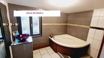 Salle de bains dans l'établissement Gitedaval La Revauche et spa