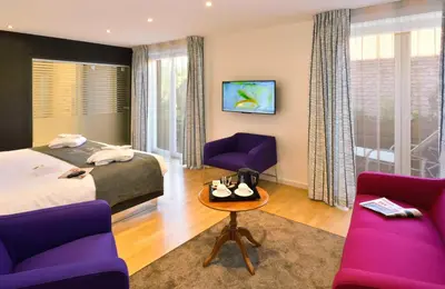 Un ou plusieurs lits dans un hébergement de l'établissement Logis Hotel Le Parc & Spa