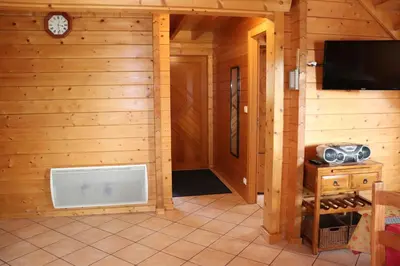 Télévision ou salle de divertissement dans l'établissement Chalet Des Rochires
