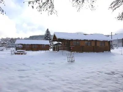 L'établissement chalets les 5 loups en hiver