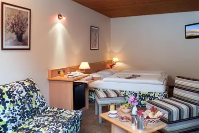 Un ou plusieurs lits dans un hébergement de l'établissement Logis Hostellerie Motel Au Bois Le Sire