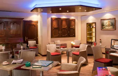 Coin salon dans l'établissement Logis Hostellerie Motel Au Bois Le Sire