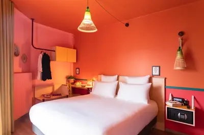 Un ou plusieurs lits dans un hébergement de l'établissement PAUL & PIA By Stay Collection - Welcome Home Hotel