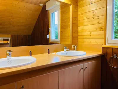 Salle de bains dans l'établissement Chalet Brimbelle