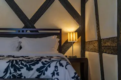 Un ou plusieurs lits dans un hébergement de l'établissement Le B. Suites, Chambres & Restaurant