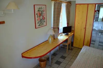 Télévision ou salle de divertissement dans l'établissement Les Loges de l'Ecomusée D'Alsace