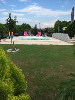 Piscine de l'établissement maison privée offre chambre hôte ou située à proximité