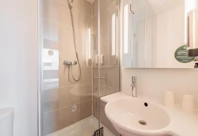 Salle de bains dans l'établissement B&B HOTEL Mulhouse Sausheim