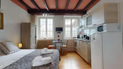 Cuisine ou kitchenette dans l'établissement Le Clos bartholdi