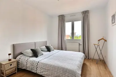 Un ou plusieurs lits dans un hébergement de l'établissement Le petit nid de Max et Sophie 1free garage